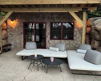 Charming 2-bedroom Enchanting Lake home with Rustic feel! Guest cabin n Sauna - Eveleth - Patio