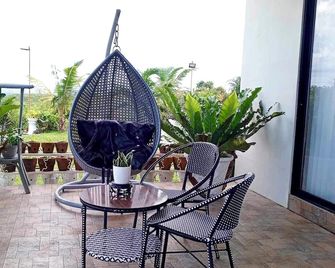 Zane Green Haven - Spacious rooms & big backyard overlooking the hills & sea - San Remigio - Патіо