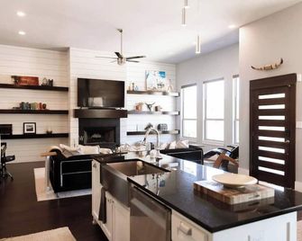 Mediterranean Lakeside Villa - Rockwall - Kuchyň