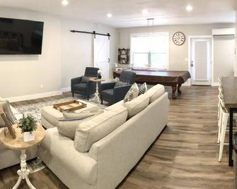 New Guest Apartment- Pool, Hot Tub, Fire Pit, Air Hockey, Pool Table & Kids Area - Easley - Living room