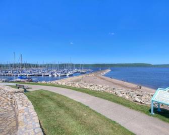Marigold Apartment - Cute Loft 5 Minutes to Marina - Lake City - Beach