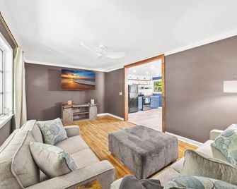 The Landing Spot - Seneca - Living room