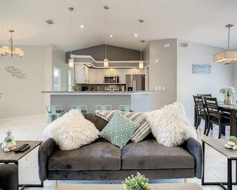 Amazing spacious Ranch! A country pearl. - Floral City - Living room