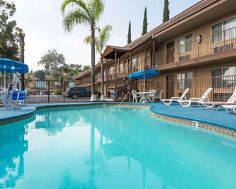 Days Inn San Bernardino Near San Manuel Casino - San Bernardino - Havuz