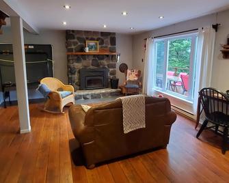 La Kamik bord de lac - Lakefront Laurentian chalet - Saint-Sauveur - Living room