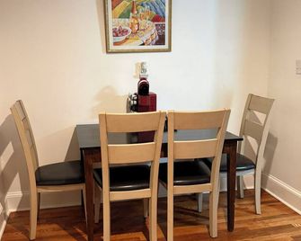 Plaid Pad - Stylish Retreat 12 min to Airport & Downtown - Charlotte - Essbereich
