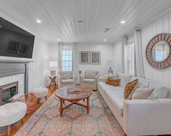 Bungalow Off Floyd St In The Heart Of Covington 3 Bedroom Bungalow - Covington - Huiskamer