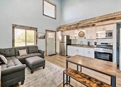 Cozy Lyman Townhome with Grill on Cattle Ranch! - Lyman - Kitchen