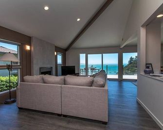 Treasure Cove-Hot Tub, Ocean Views & Near Beach - Trinidad - Living room