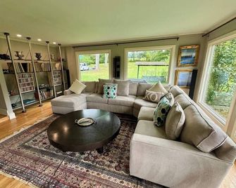 Private Luxurious Canal Estate - Princeton - Living room
