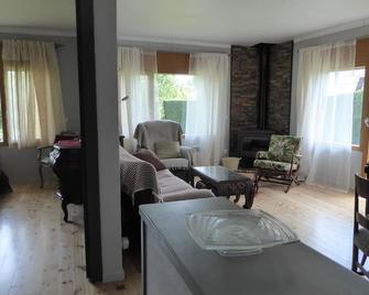Large apartment with direct access to the garden, near Lake Puigcerdà - Puigcerdà - Living room
