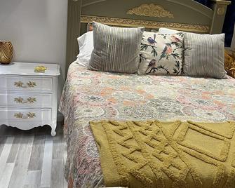 Enchanted Venetian Loft/entire 2nd floor - Modesto - Bedroom