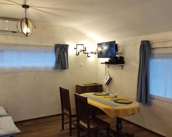 Chiomei House close M1 - Szár - Comedor