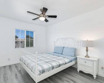 Cozy House in gate community in center of Chino - Chino - Bedroom