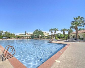 Golf Course See and go to the clubhouse - Sun City West - Piscina