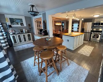 515escape, Private Backyard, Firepit, Bb - Lake Geneva - Eetruimte