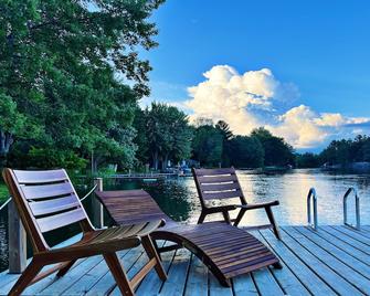 Beautiful Lakefront Cottage with Hot Tub - Washago - Patio