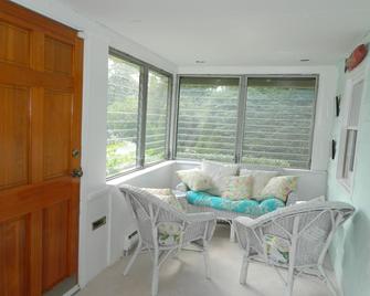 Rowayton Bungalow- Booking Memorial Day! And Summer!! - Norwalk - Living room