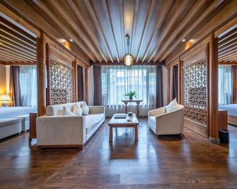 Lijiang Tianyu Boutique Hotel - Lijiang - Living room