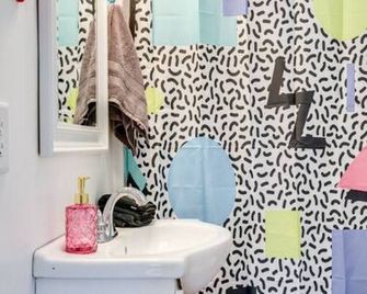 90s Crib -2bed 1bath, Funky Vibe, Central Location - Murfreesboro - Bathroom