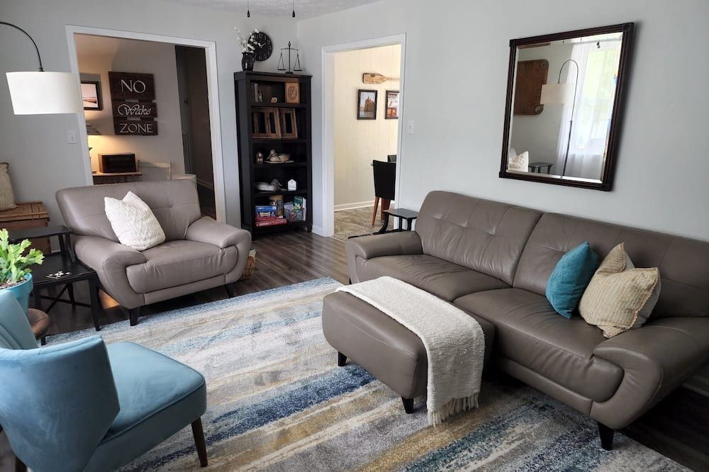 Sunny home across from Lake Barkley, fenced yard patio w/grill convenient to LBL - Cadiz - Вітальня