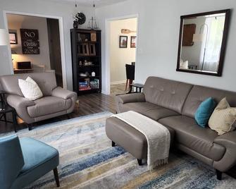 Sunny home across from Lake Barkley, fenced yard patio w/grill convenient to LBL - Cadiz - Obývací pokoj