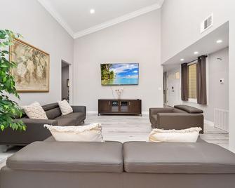 4-Bedroom Private House with Heated Pool & Spa - Diamond Bar - Living room
