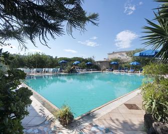 梅洛迪別墅酒店 - 福利奧迪伊斯基亞 - 福利奧 - 游泳池