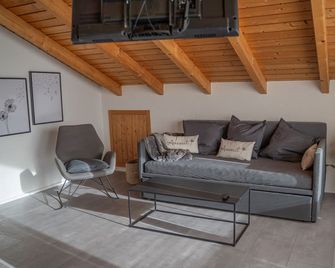 Ferienwohnung Auszeit 2 - Ainring - Obývací pokoj