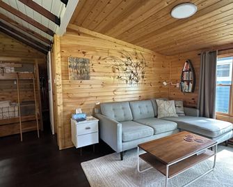 Platte Lake Waterfront Cottage with beach and swimming dock - Honor - Sala de estar