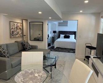 Beautiful private new , a bright walkout ,widescreen Tv ( including Netflix ) - Brampton - Living room