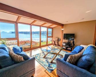 Mark's Waterfront Sea Cottage beach family Acadia - Hancock - Living room