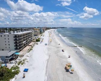 Madeira Beach Tropic Breeze Unit 11 Second Floor - Madeira Beach