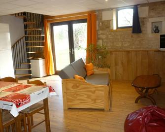 Gîtes Any Comfort. Spa Access, Wifi, Air Conditioning, All Renovated - Saint-André-de-Lidon - Sala de estar