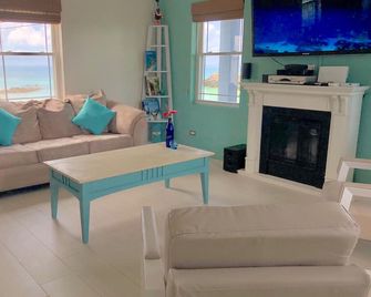 Modern Beach House @ Tobacco Bay + Twizzy Charger - Saint George's - Sala de estar
