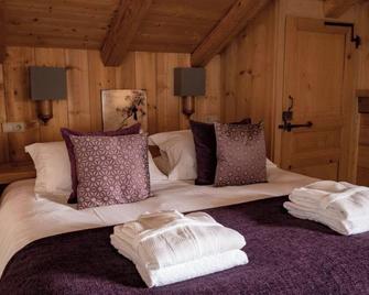 A Luxurious 18th Century Savoyard Farmhouse Turned Chalet in Morzine - Morzine - Bedroom