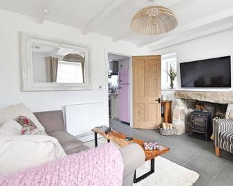 Trezeal - lovely dog friendly Cornish cottage near Mousehole, with parking - Paul - Living room