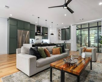 Modern Luxury Home W/Fabulous Shaded Yard! Pool! 5br 4.5 Ba Home - Soco & Dt - Austin - Sala de estar