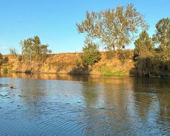 Terrys Water Front Bungalow on The RiversEdge AC Heat in a private campground! - Smithville - Vista del exterior