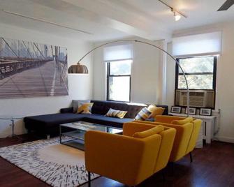 Brooklyn's Best 3BR renovated Duplex with Garden. - 브루클린 - 거실