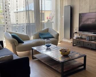2 minutes from Laval train station in city center 6-person apartment - Laval - Pokój dzienny