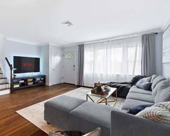Spacious 5br Beach Home, Cove Beach, Game Room & Yard - Stamford - Wohnzimmer