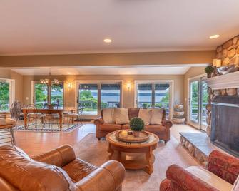 Sunset Beach Lake House on Beautiful Owasco Lake - Great Family Summer Retreat! - Auburn - Obývací pokoj