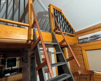 Cozy Cabin at Three Sisters Farm - Whitehorse - Stairs