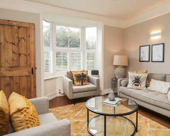 Vine Cottage - Tenterden - Living room