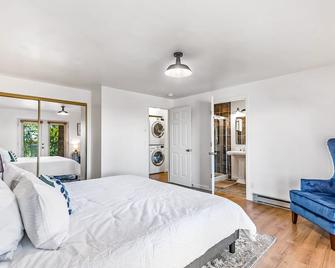 Lovely Retreat Next to the Lake & Close to Downtown Couer d’Alene - Hayden - Bedroom