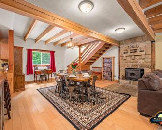 Hot tub, fishing pond,15 minutes to Nashville - Morgantown - Dining room