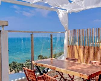 Pattaya Sea View Hotel - Pattaya - Balcón