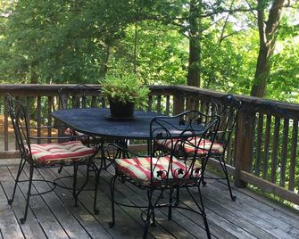 Beautiful Lakefront Home With Private Beach - Shrewsbury - Balcón