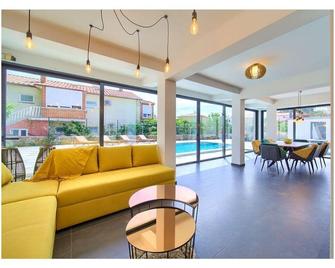 Chiara Comfortable holiday residence - Крк - Вітальня